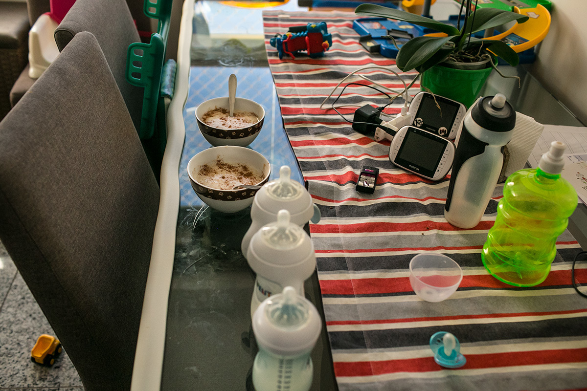 mesa do café preparada com várias mamadeiras para Rafinha e os Trigêmeos