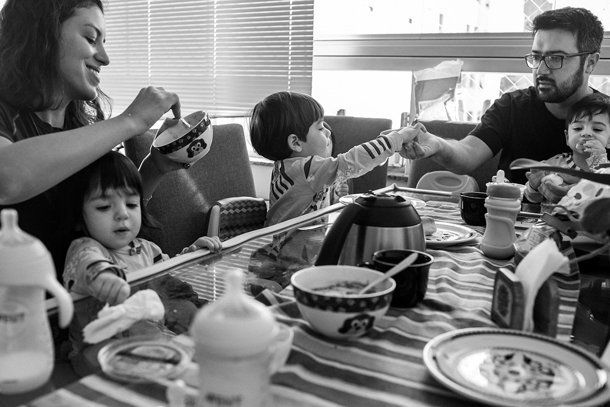 Renata Lucena e sua família durante café da manhã, em foto de Adriana Costa