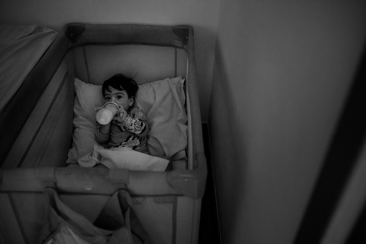 bebê tomando mamadeira para dormir