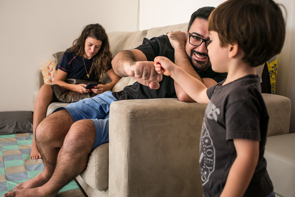 pai vibra com seu filho por ele ter feito uma tarefa certa, por adrianacostafotos