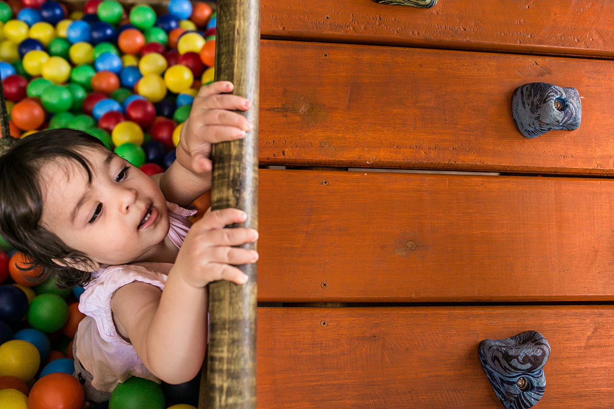 bebê brincando no playground do prédio