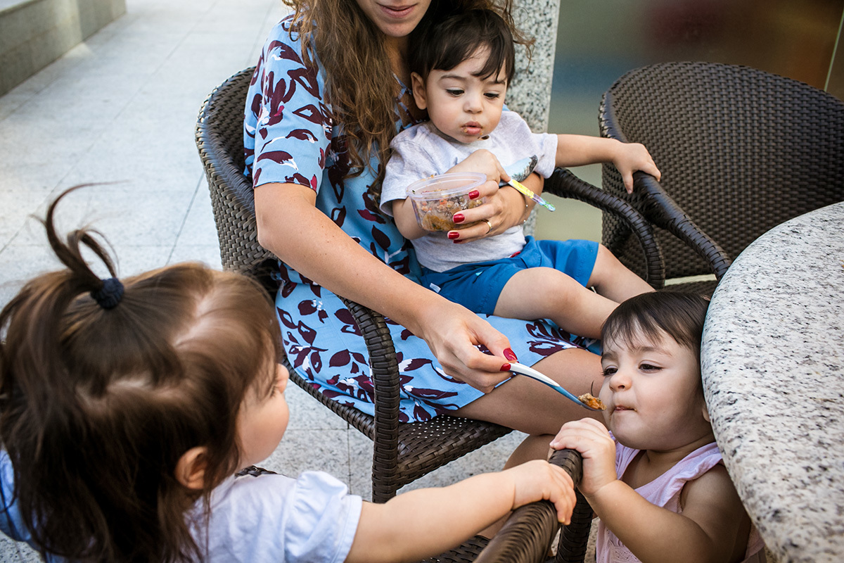Renata Lucena dá almoço para os seus trigêmeos em uma foto de Adriana Costa