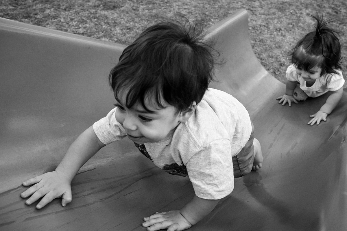 Foto de Adriana costa de dois dos trigêmeos brincando no escorregador
