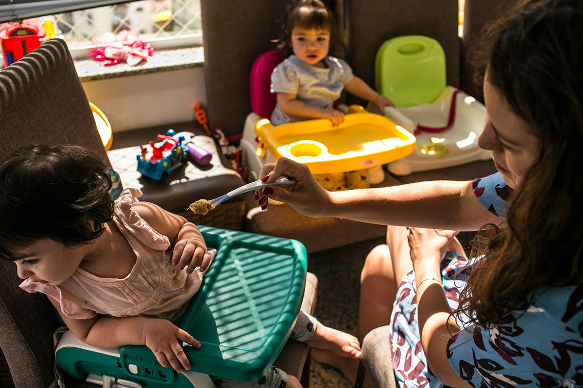 Um dos trigêmeos de Renata Lucena está com sono e se recusa a almoçar com lágrimas nos olhos, em foto de Adriana Costa