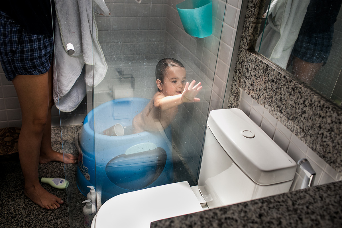 Renata Lucena terminando o banho de um de seus trigêmeos durante um documental feito por Adriana Costa