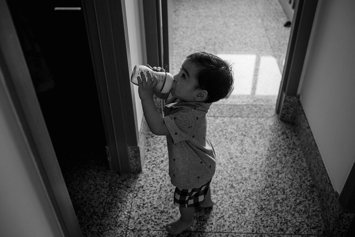 bebê tomando a mamadeira para ir dormir, por adrianacostafotos