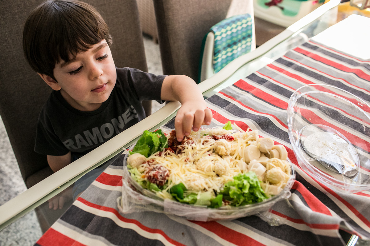 Rafinha comendo a salada do almoço, por Adriana Costa