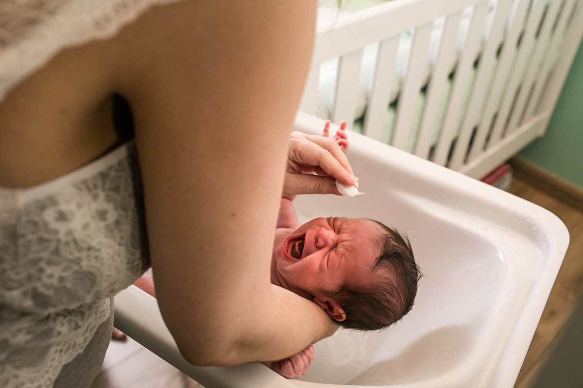 bebê chora durante seu banho