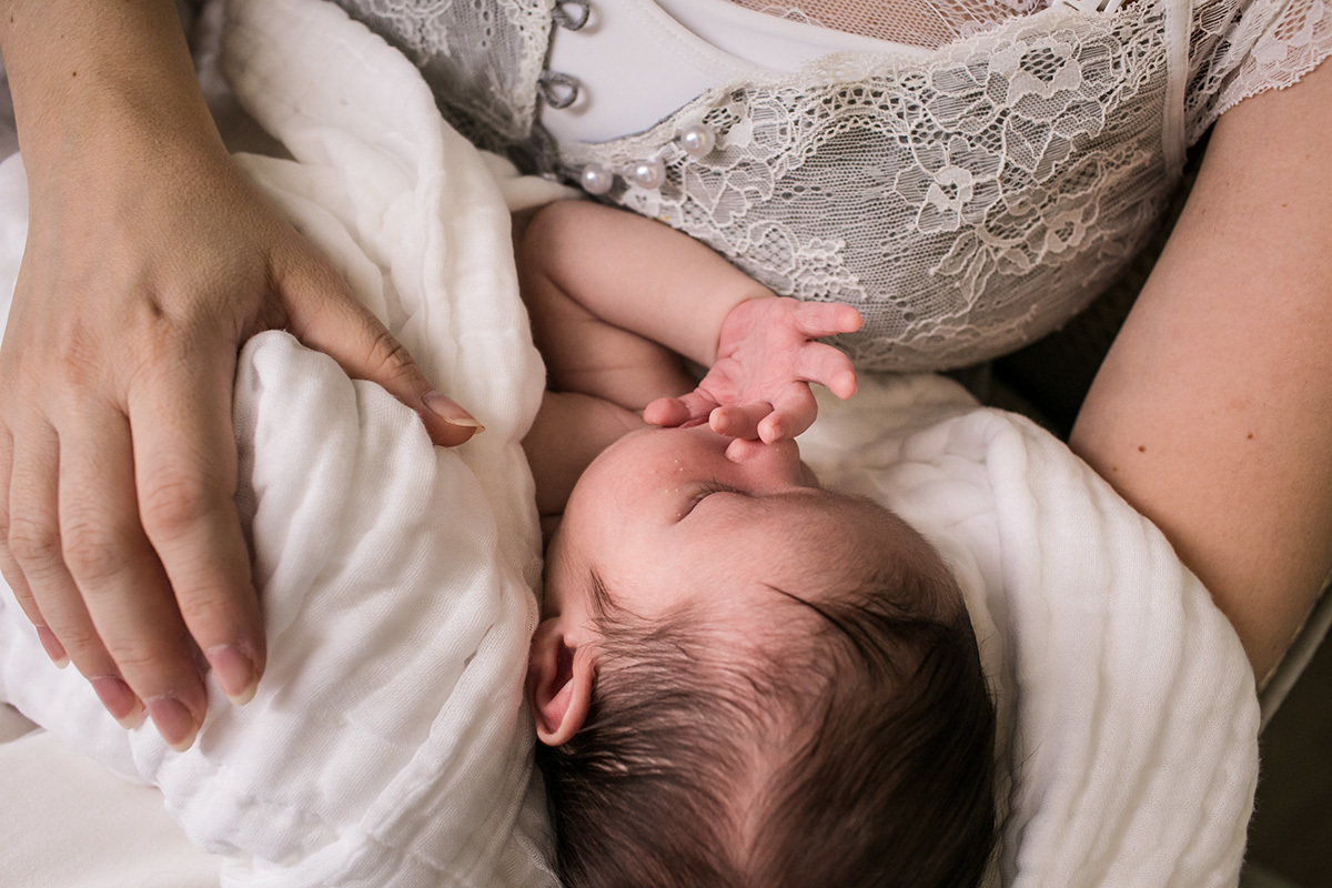 bebê dorme no colo após amamentar, por adrianacostafotos
