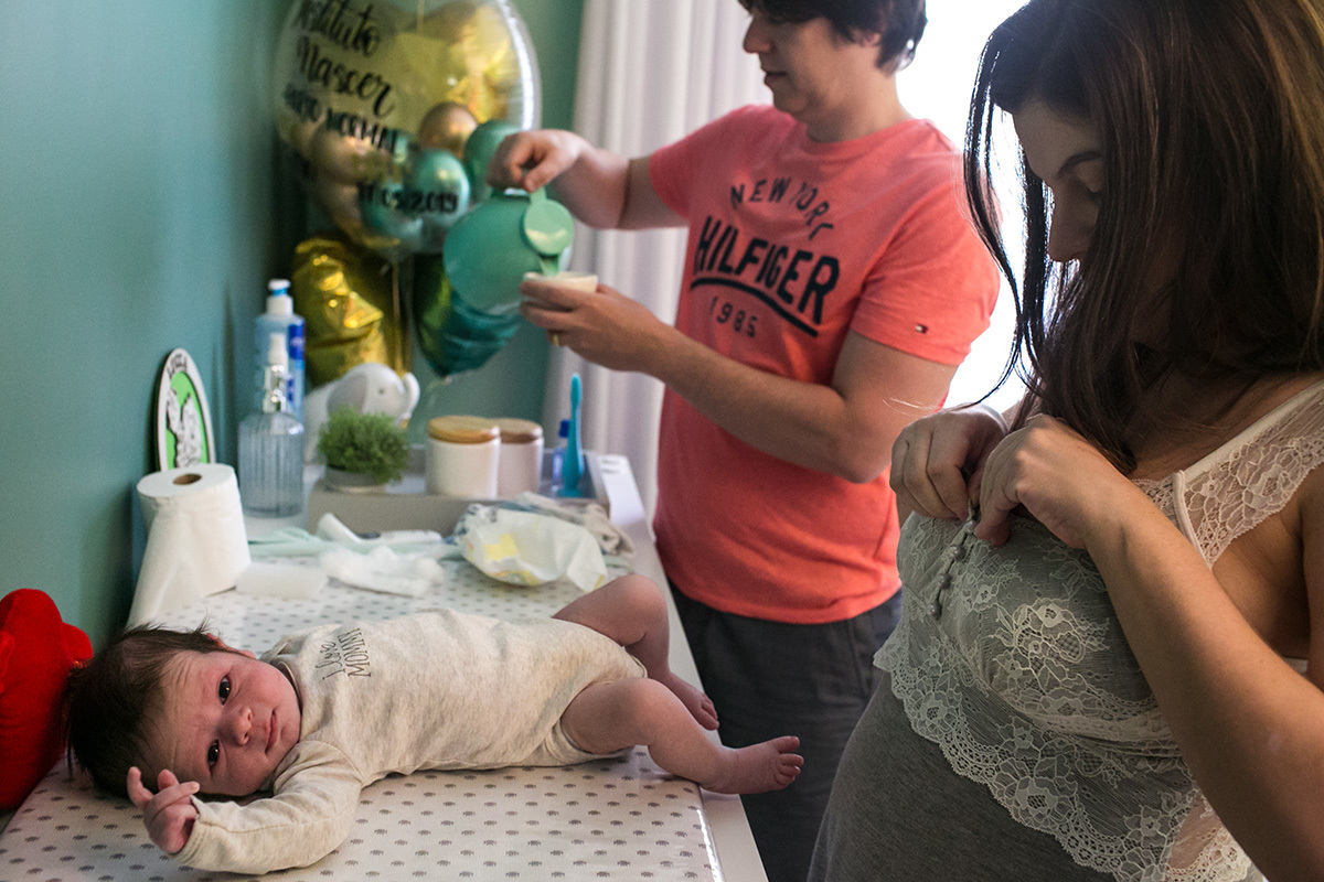 pais se preparam para trocar a fralda de seu bebê recém-nascido