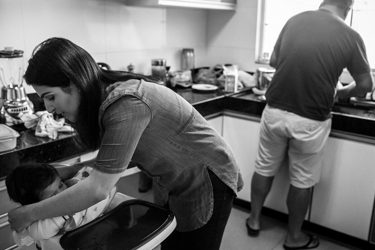 pais na cozinha da casa com o seu bebê, por adrianacostafotos