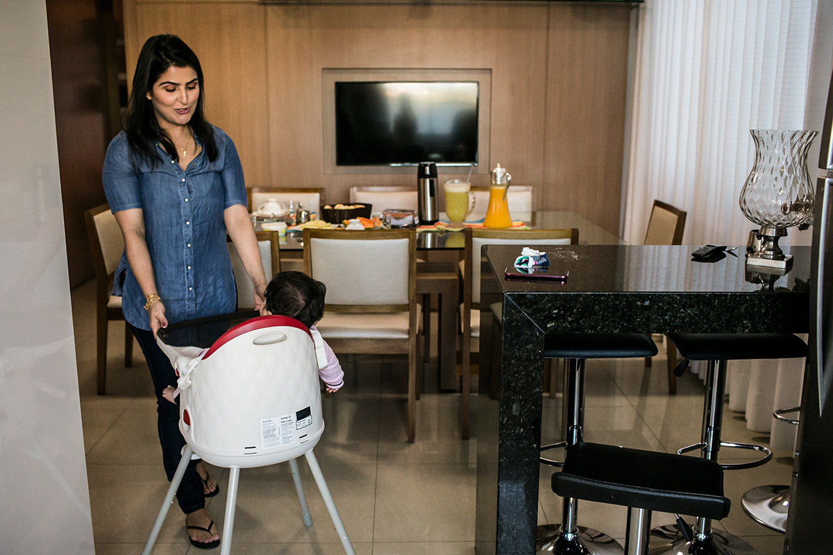 Adriana Costa fotografou mãe puxando a cadeira de alimentação com seu bebê para próximo da mesa do café da manhã