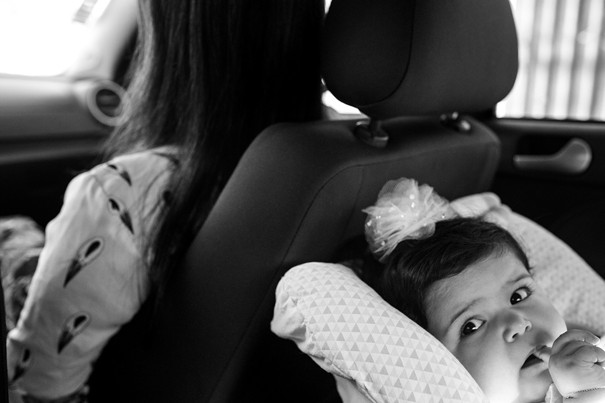 bebê na cadeirinha do carro vendo a rua