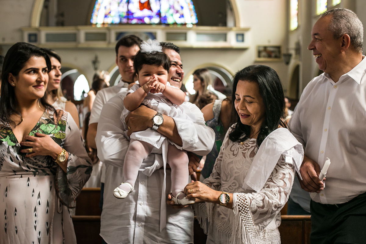 Adriana Costa documentou a família esperando o momento de ir para a pia batismal, durante a cerimônia de batismo