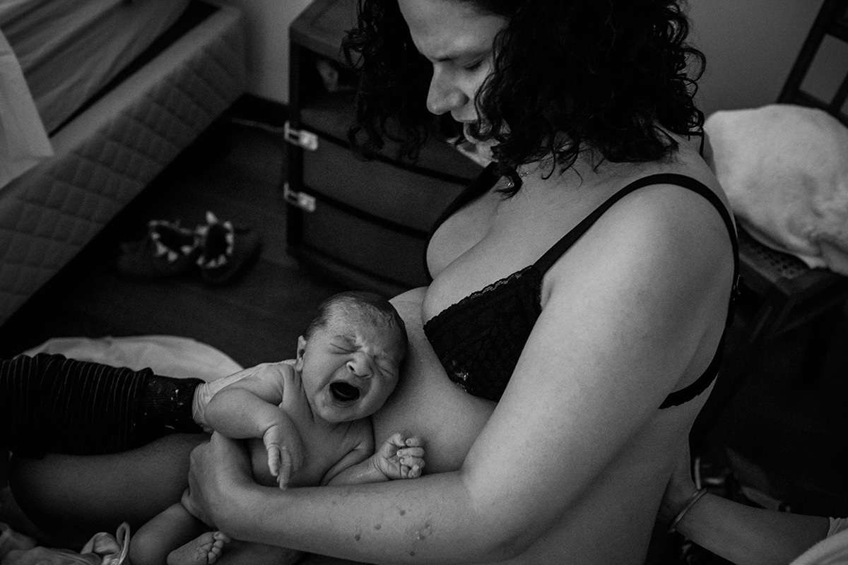 mãe e seu bebê logo após o parto