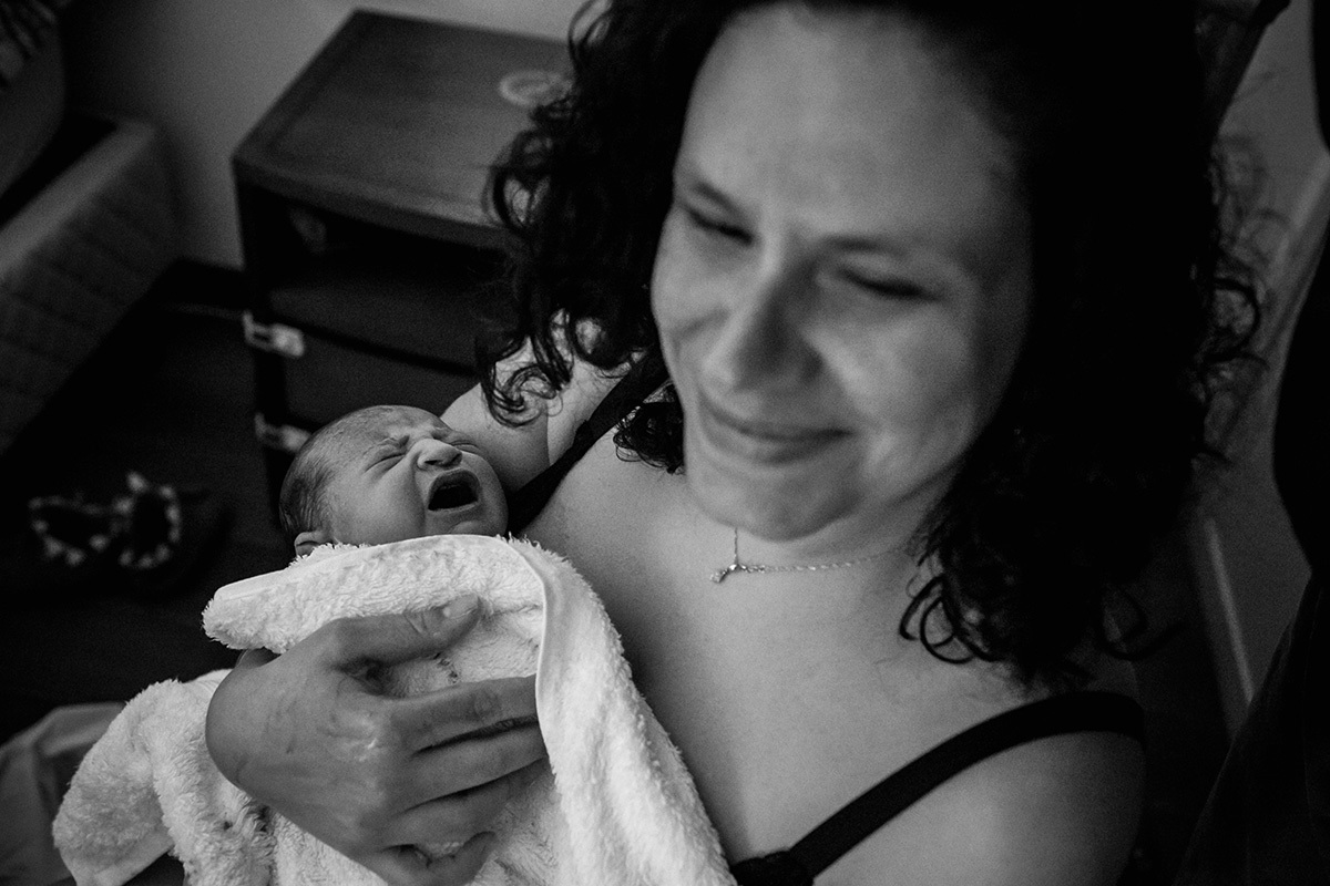 mãe orgulhosa de seu bebê que acabou de nascer, por Adriana Costa