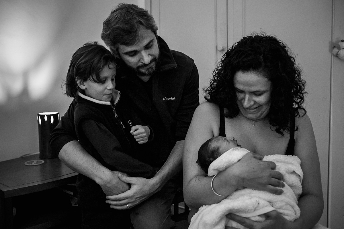 família reunida em torno do bebê que acabou de nascer, por adrianacostafotos