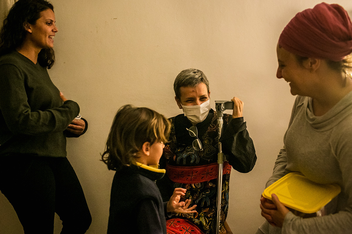 equipe de assistência ao parto reunida comemorando o nascimento