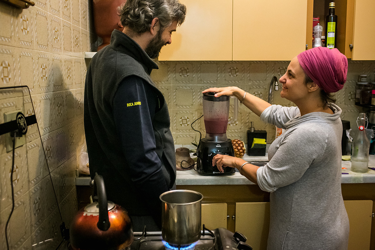 doula e marido preparando vitamina para mulher que acabou de ter seu bebê