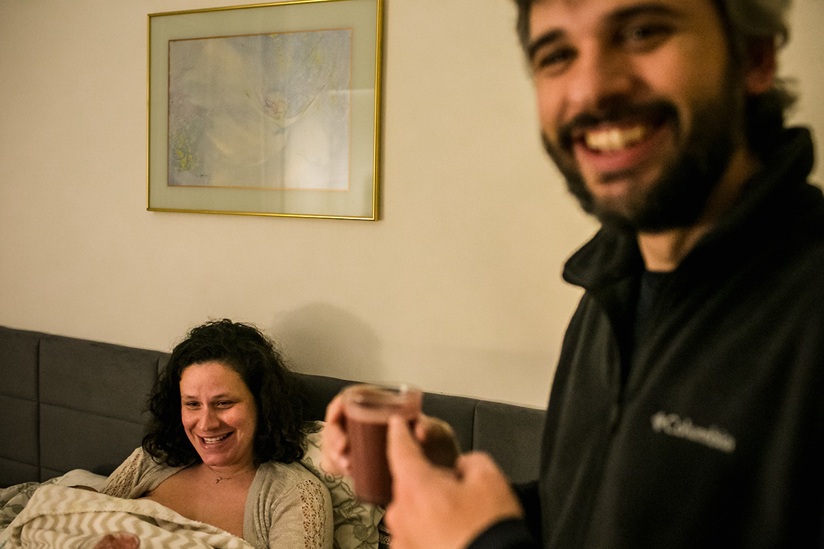 marido oferecendo a sua esposa que acabou de ter bebê uma vitamina