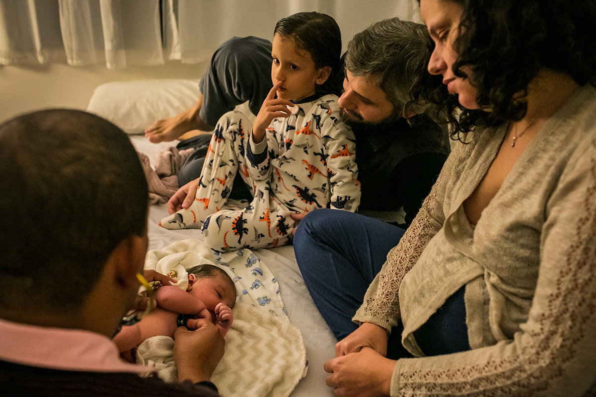 Adriana Costa fotografou família observando seu bebê receber os primeiros exames após o nascimento