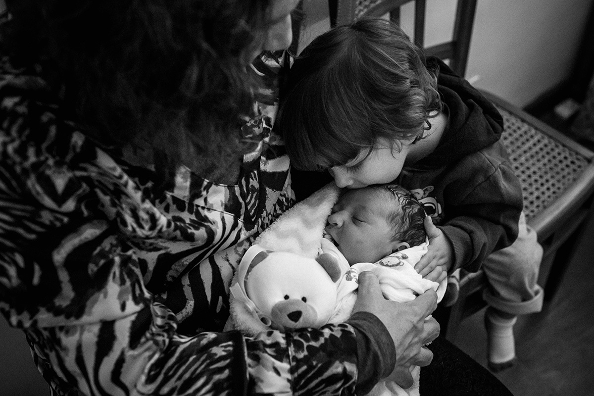 Adriana Costa fotografou menino beijando seu irmão que nasceu e está no colo da avó