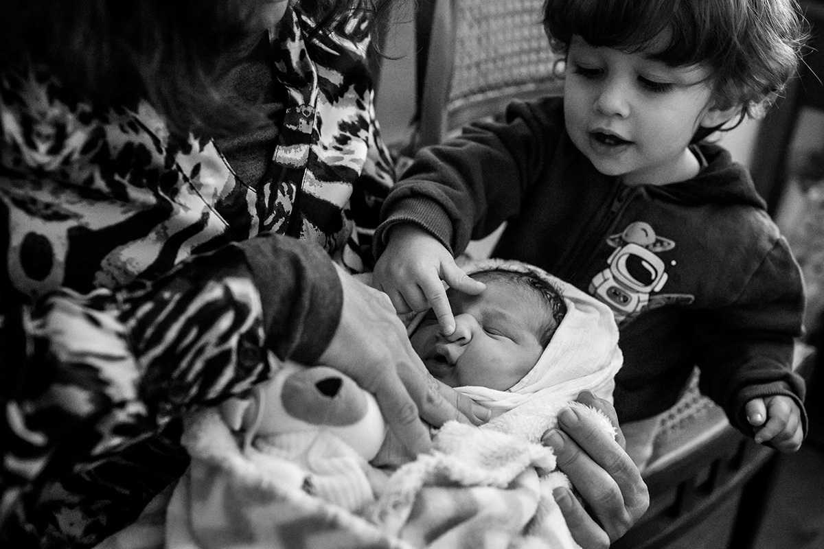 menino aperta o nariz do irmão que nasceu, por Adriana Costa