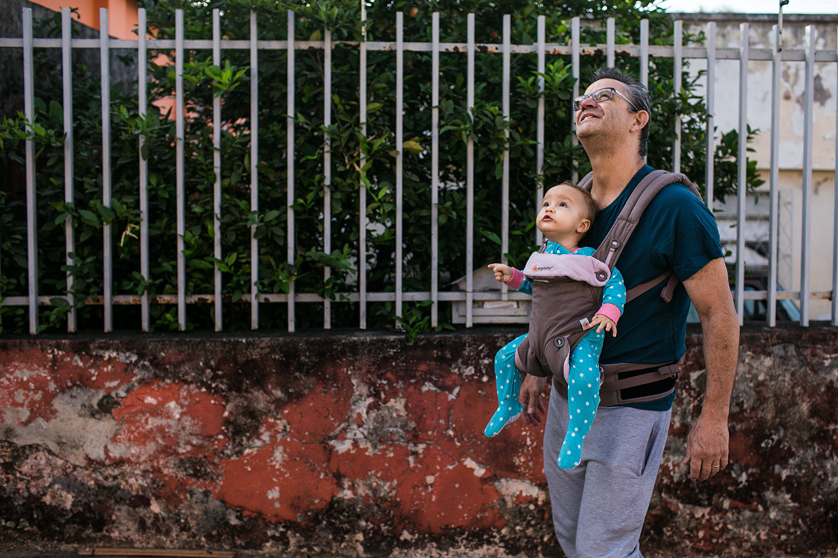 pai observando a lua com a filha durante um passeio, em foto de Adriana Costa