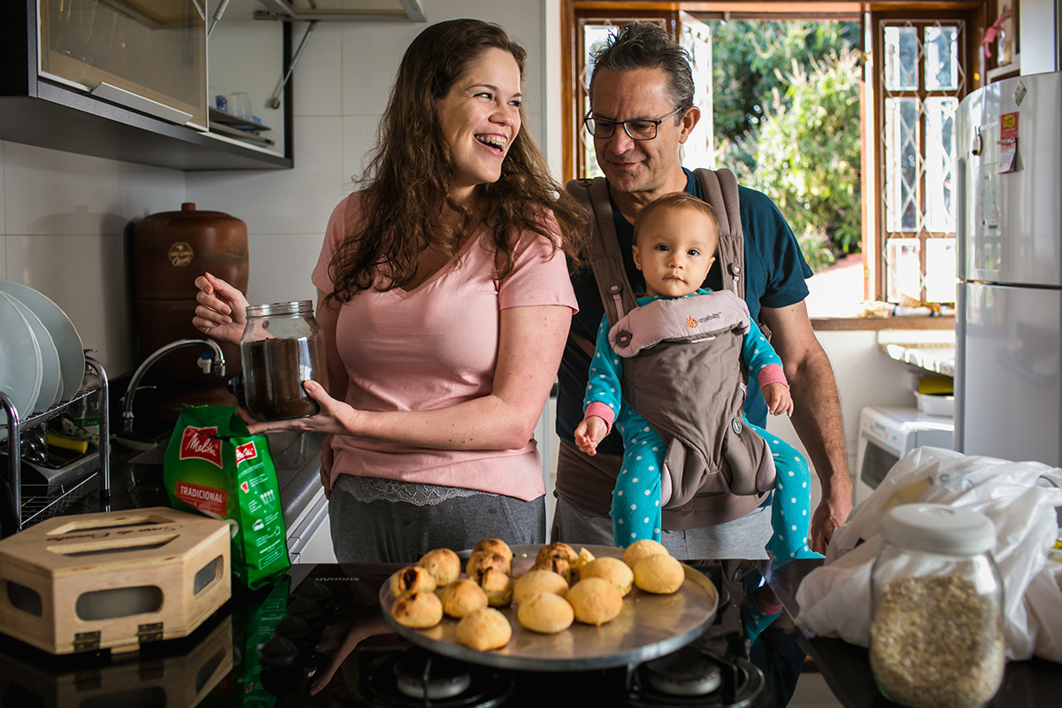 pai chegando em casa com os pães do café da manhã