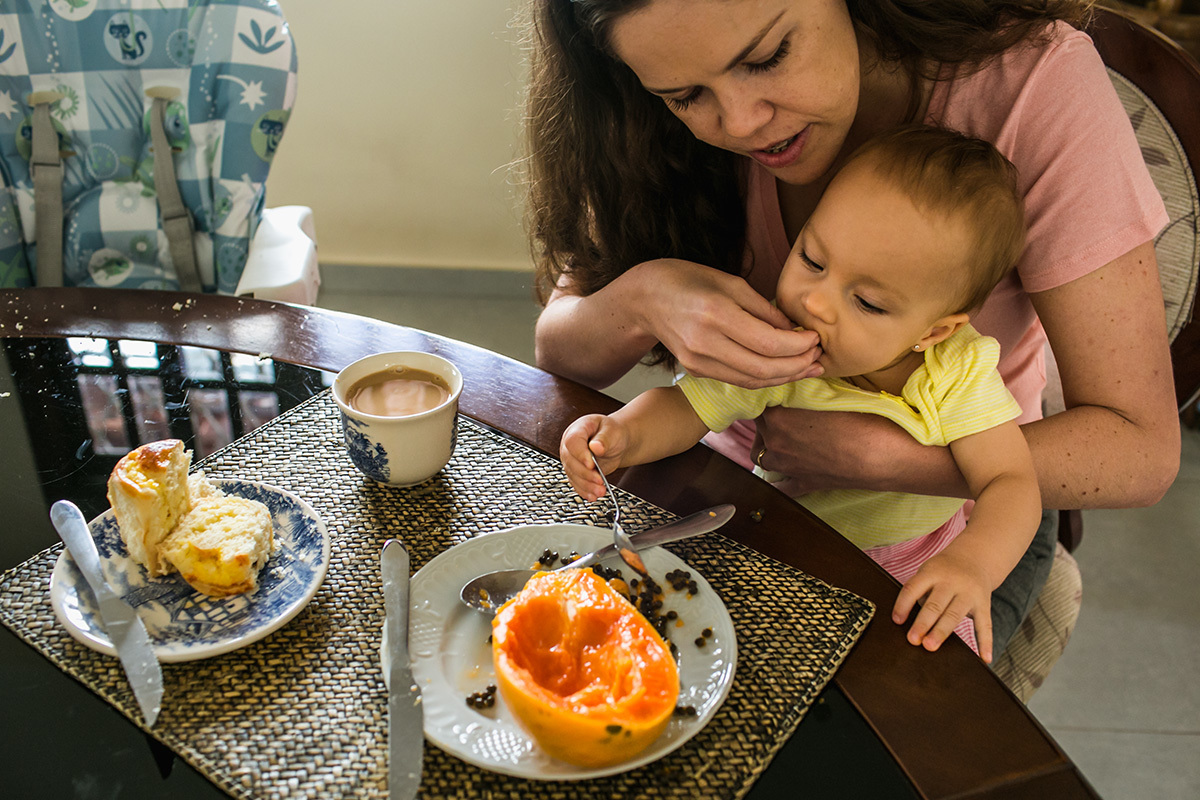 Adriana Costa fotografou mãe e filha de um ano durante o café da manhã