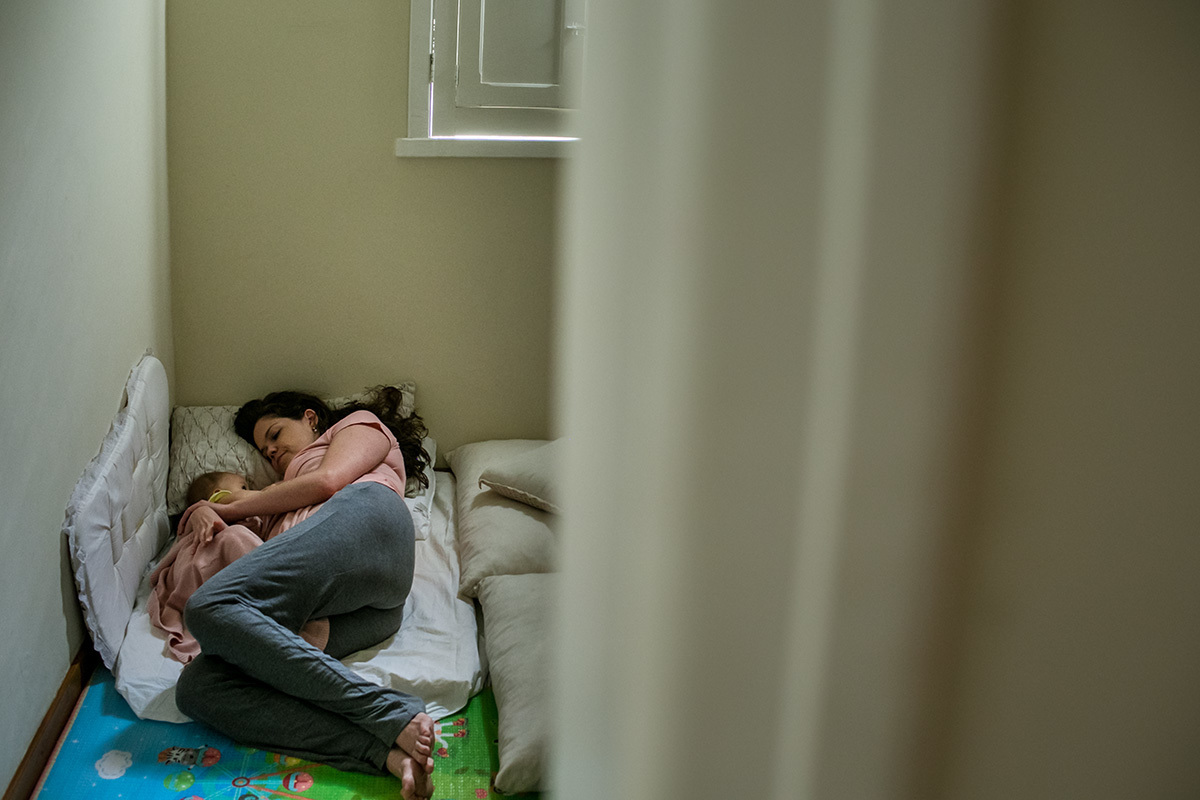 mãe amamentando sua filha para o soninho da manhã, por Adriana Costa
