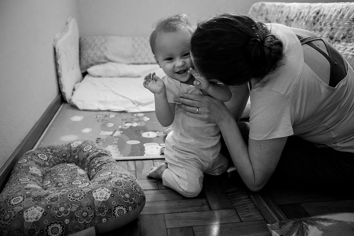 mãe beijando sua bebê que acordou, em foto de Adriana Costa