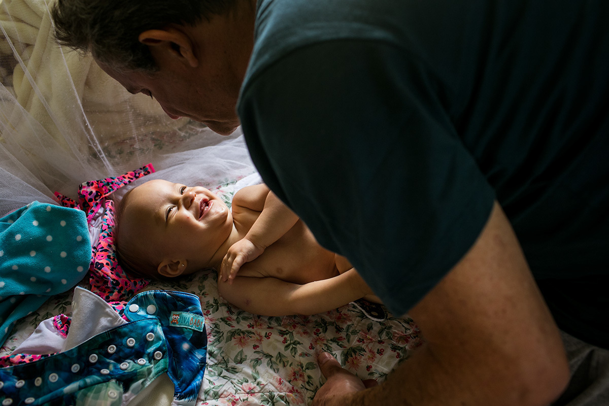 foto de Adriana Costa do pai e sua filha de um ano se divertindo juntos
