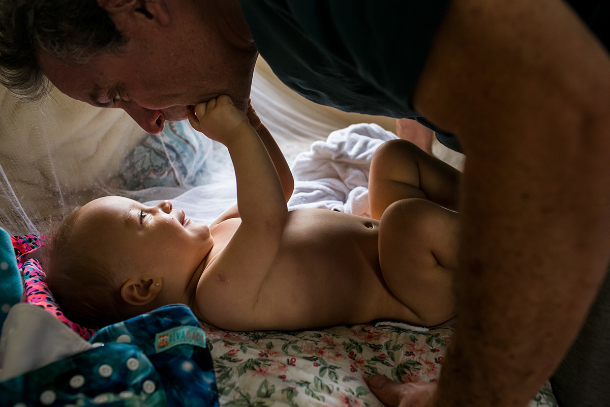 pai e filha se entreolhando enquanto brincam