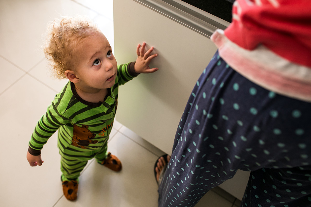 menino de um ano chama sua mãe na cozinha