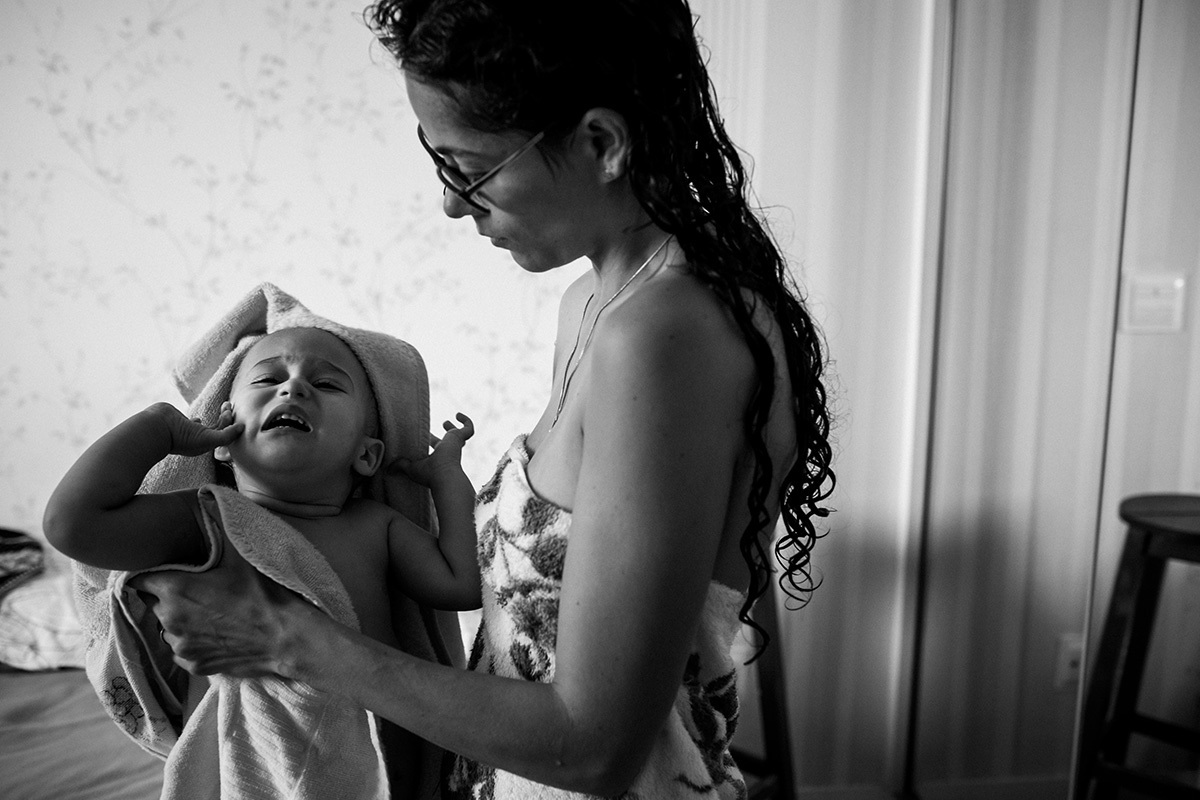 Adriana Costa fotografou menino de um ano reclamando enquanto sua mãe enxuga sua cabeça após o banho
