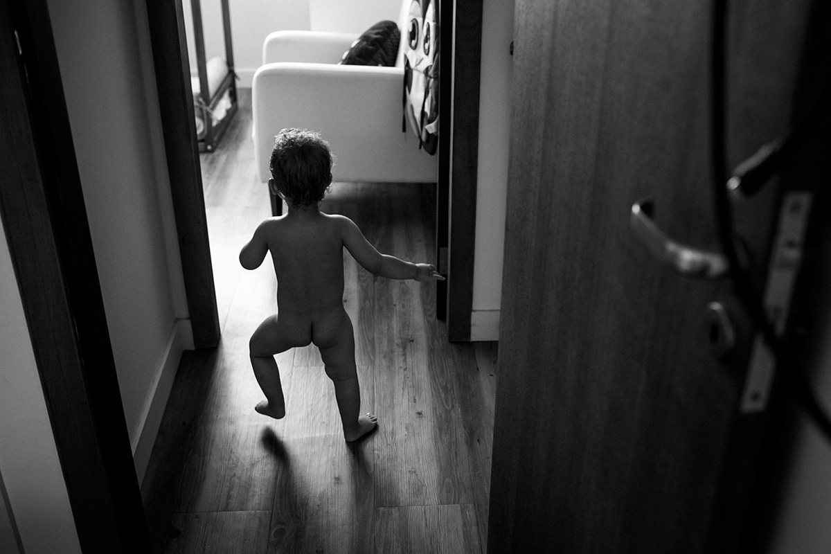 menino corre pelado pela casa, por Adriana Costa