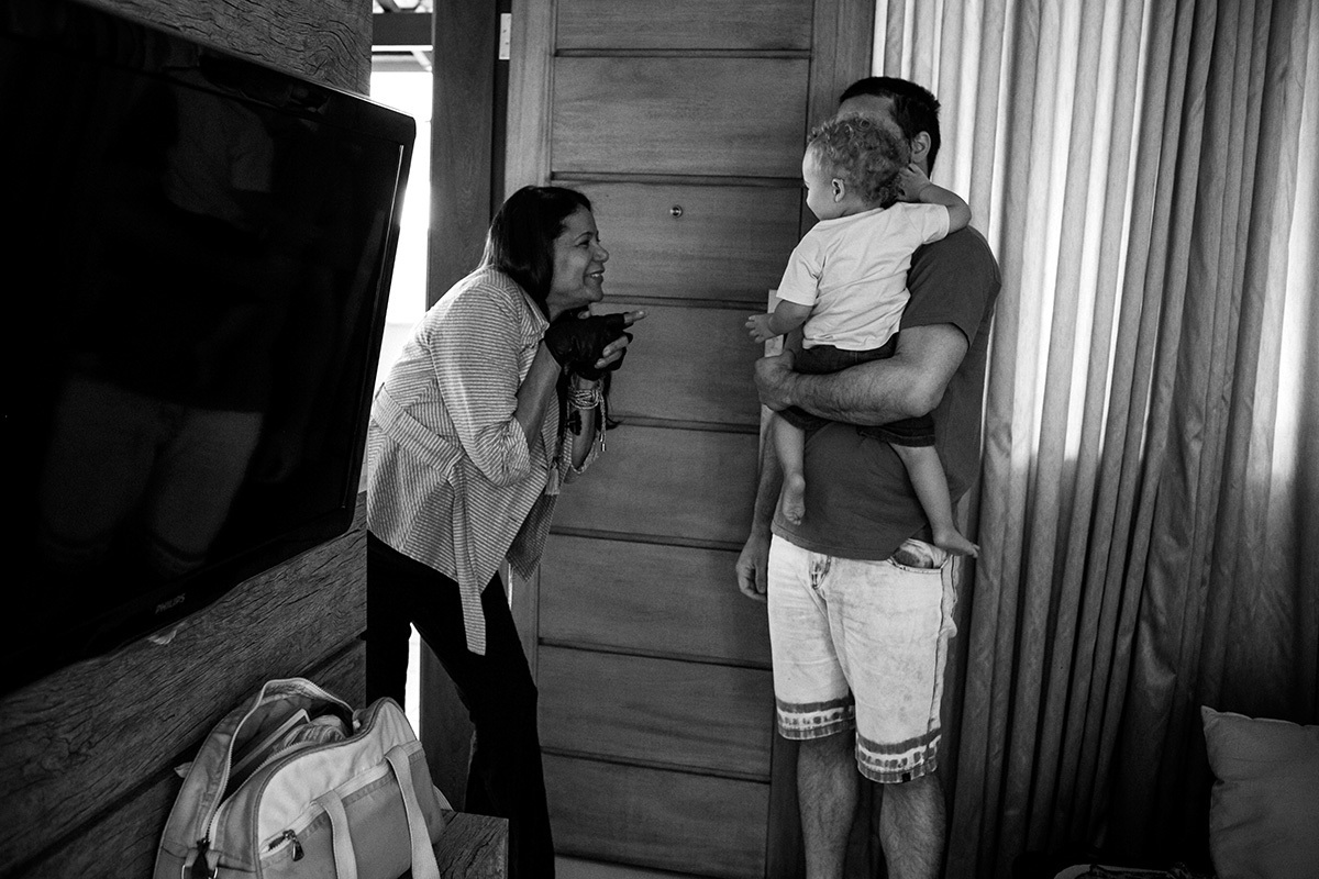 avó faz festa para seu neto ao entrar em sua casa, em foto de Adriana Costa