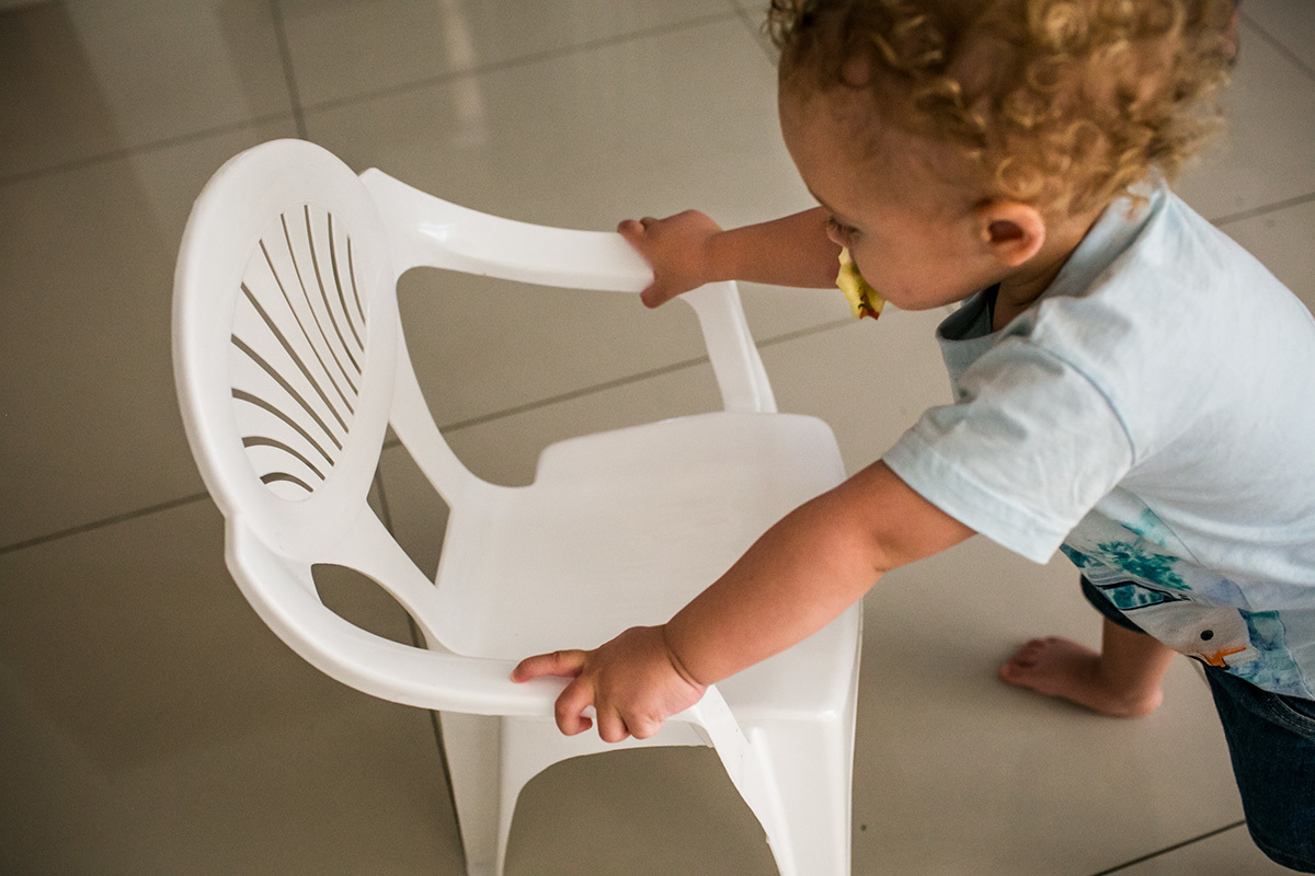 Adriana Costa documentou menino segurando a maça pela boca para conseguir empurrar a cadeira