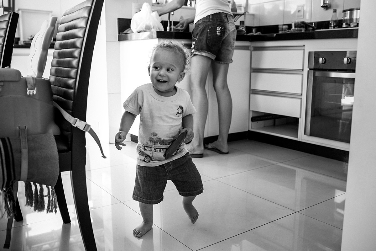 menino de um ano correndo pela casa
