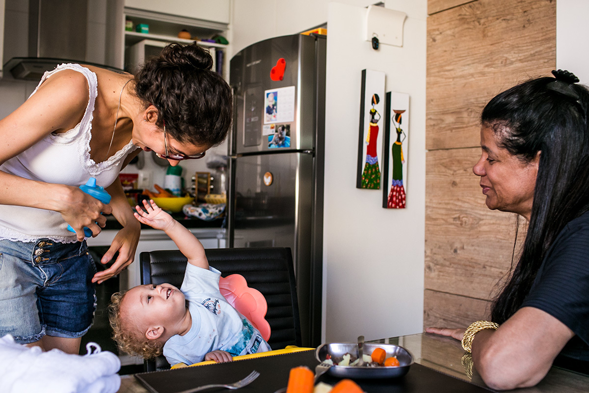 filho faz festa para a mãe quando ela lhe traz a água, por Adriana Costa