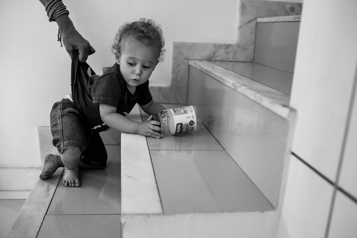 avó impede neto de subir as escadas segurando-o pela camisa