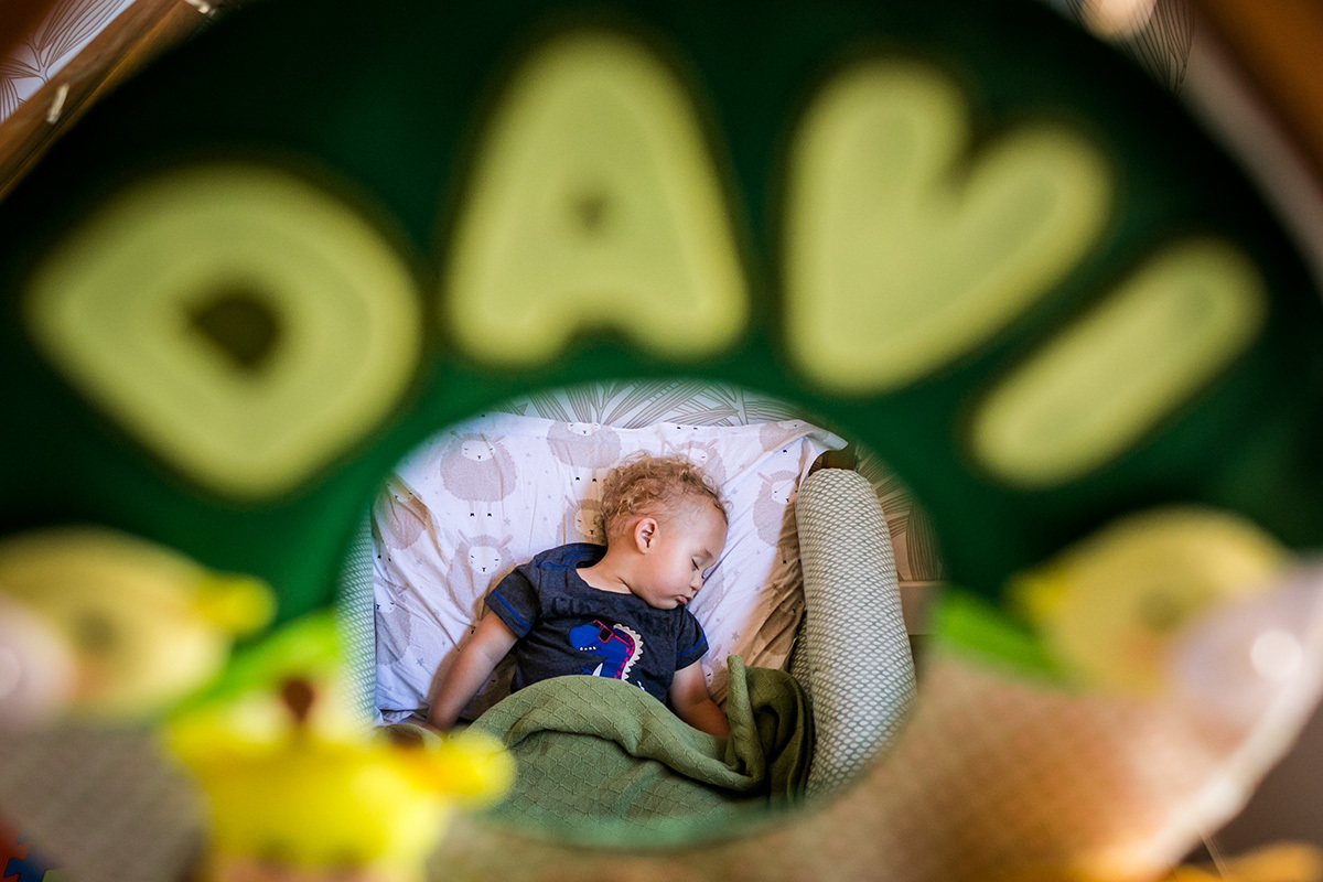 bebê de um ano dormindo em sua mini cama montessoriana, por Adriana Costa