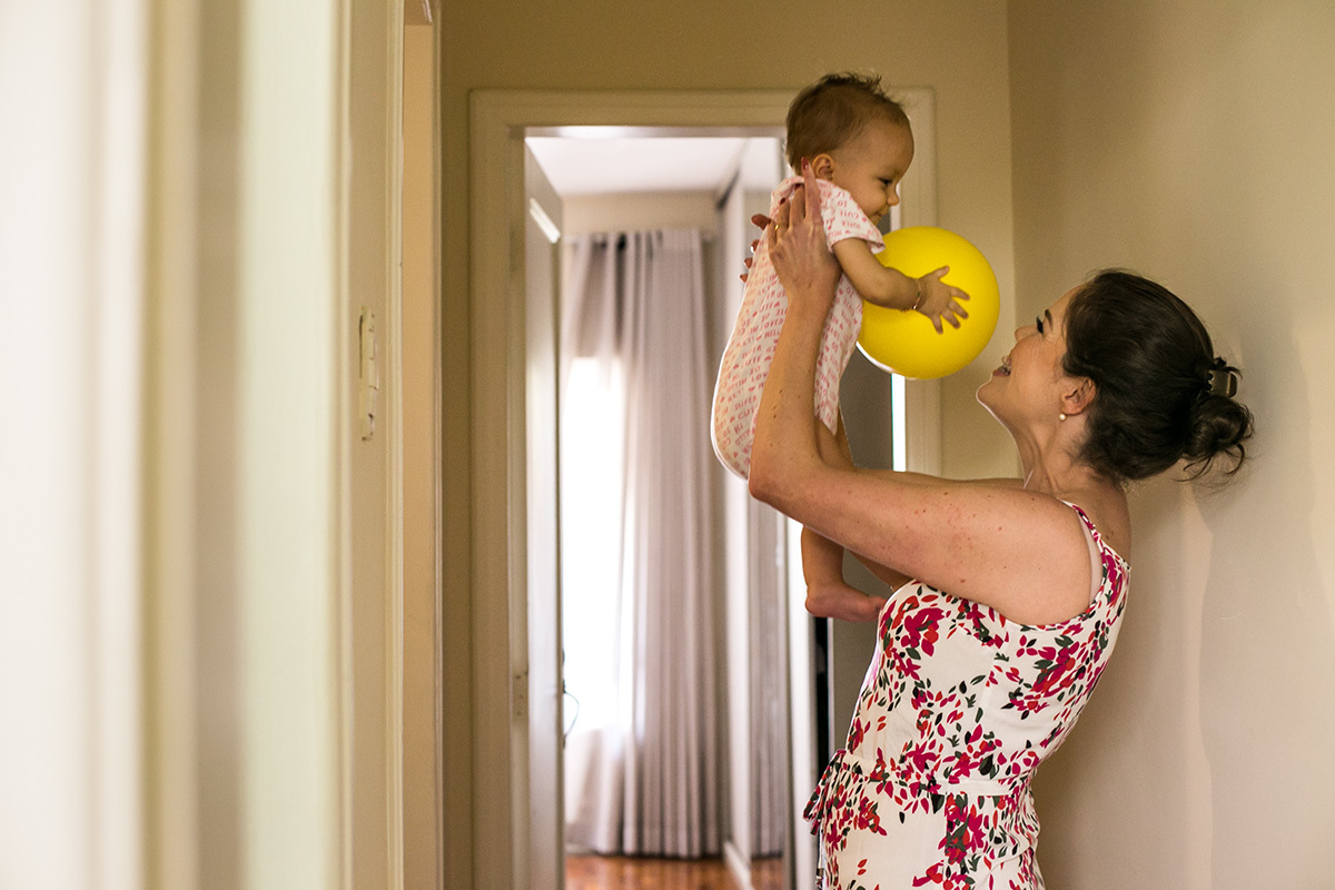 Adriana Costa documentou a mãe brincando com a filha antes da festa de aniversário começar 