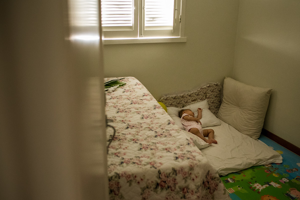 bebê dormindo antes de começar sua festa de aniversário de 1 ano em sua própria casa, por Adriana Costa