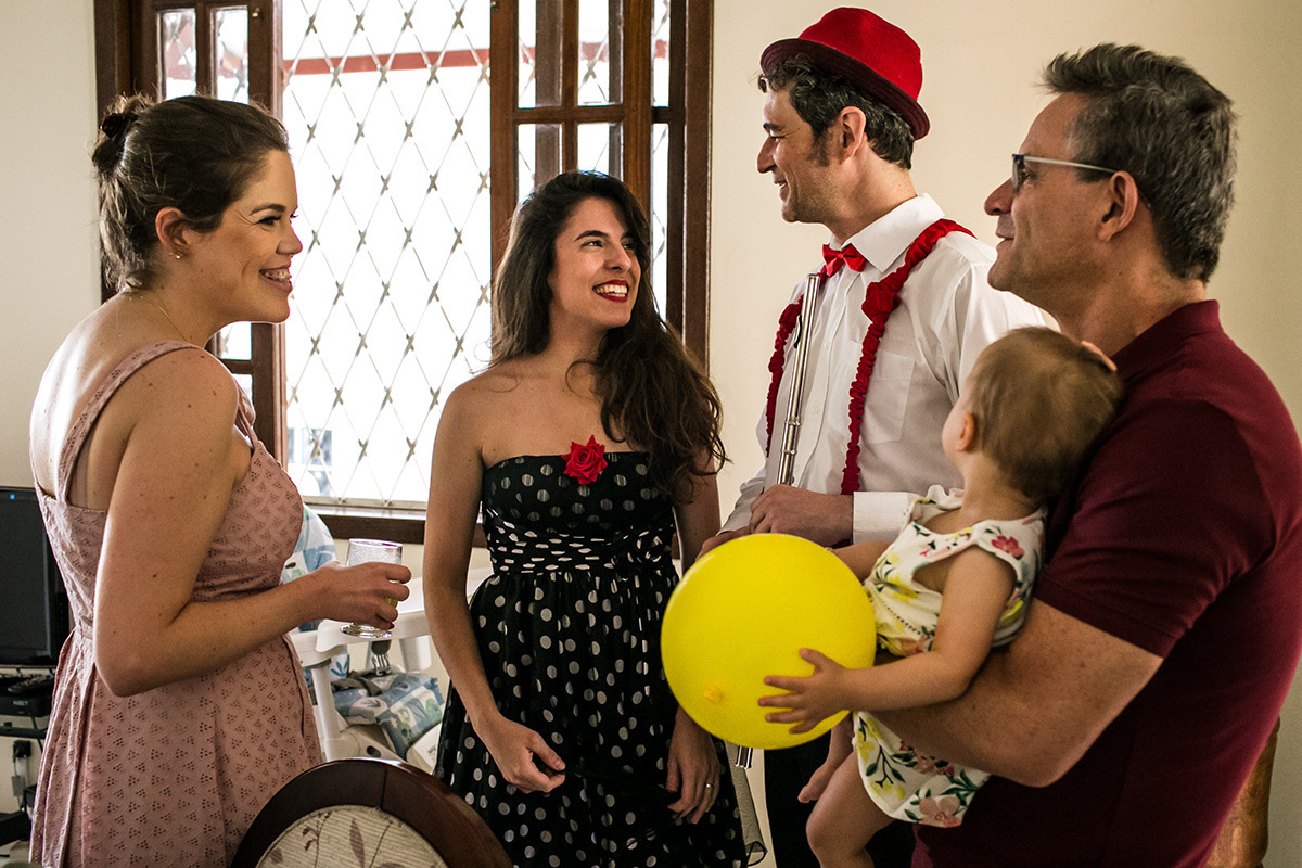 pais conversando com os animadores da festa de 1 ano da filha