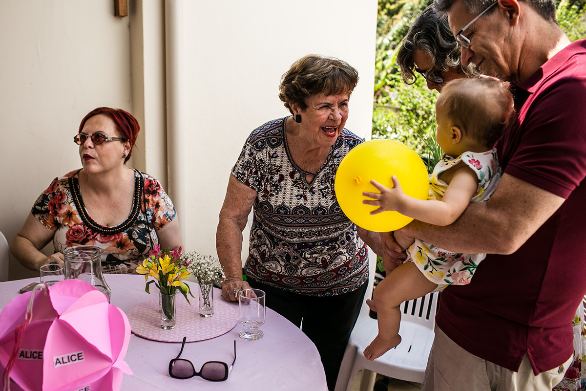 avó recebendo com alegria sua neta em sua festa de 1 ano, por Adriana Costa