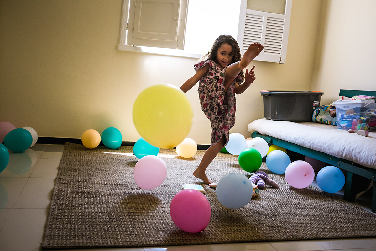 Adriana Costa documentou uma criança brincando de chutar balões durante uma festa infantil