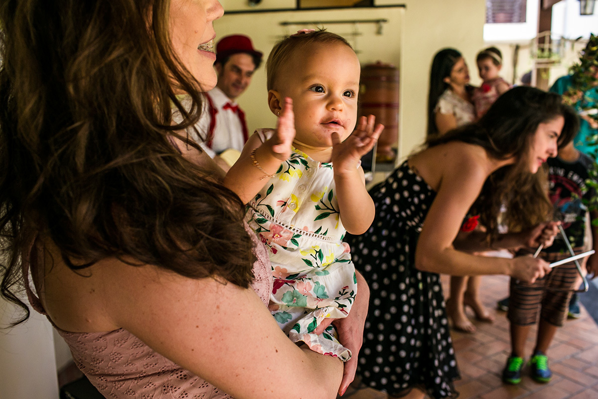 aniversariante de 1 ano batendo palmas enquanto a animadora cantava uma música, por Adriana Costa
