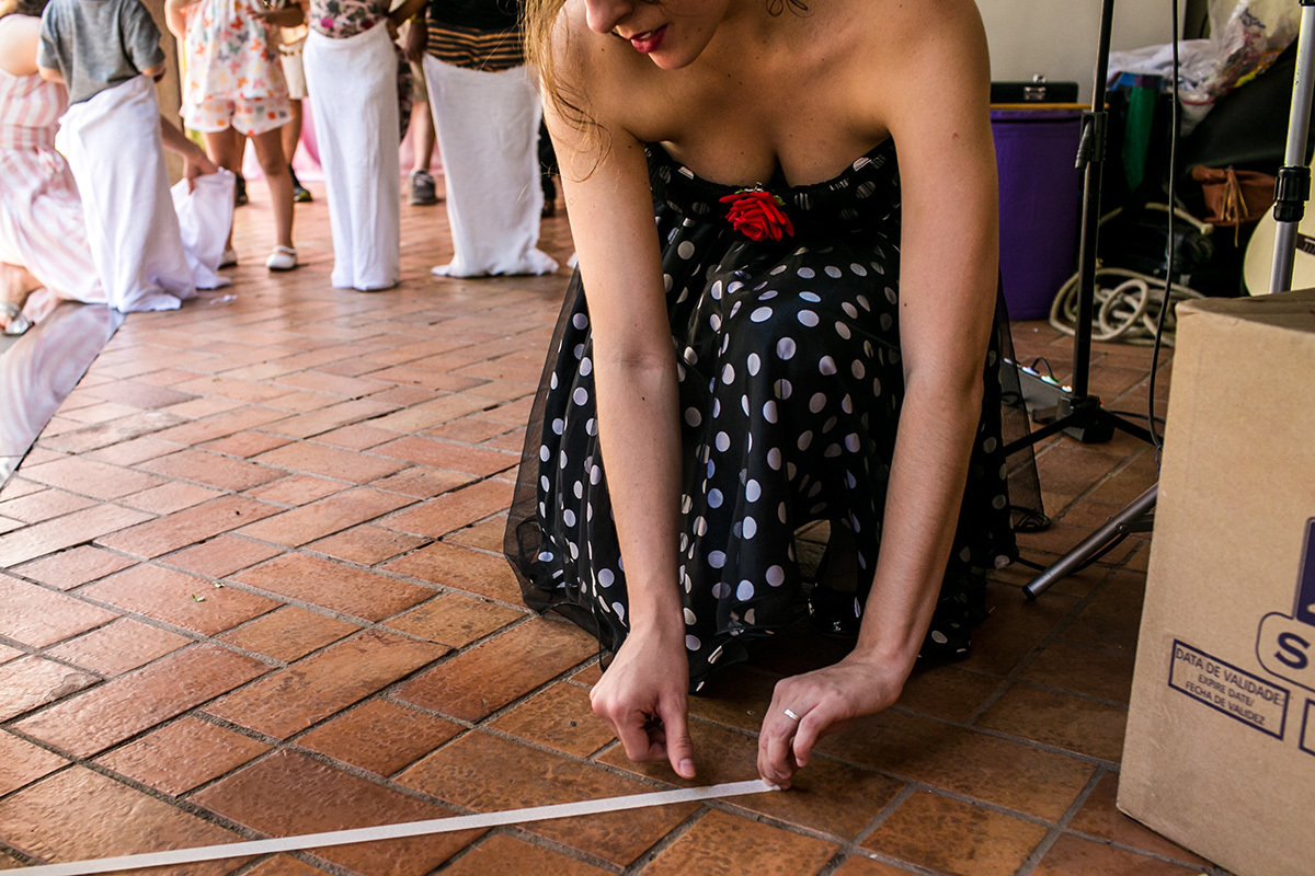 animadora de festa demarcando o chão para as brincadeiras infantis